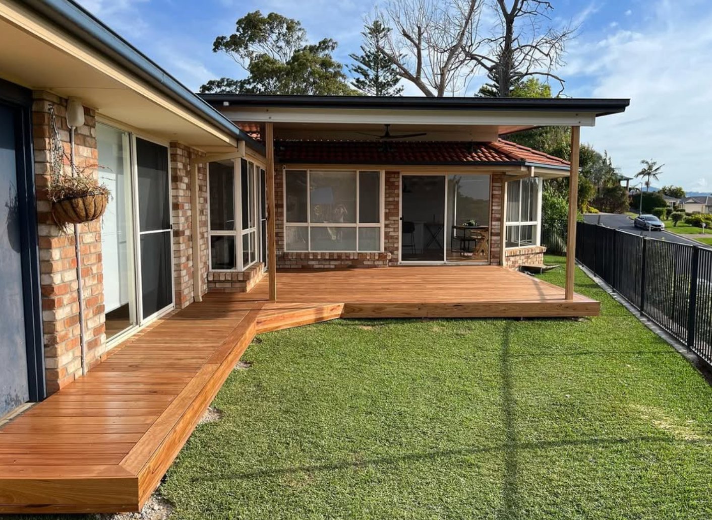 L-shaped hardwood entertaining deck